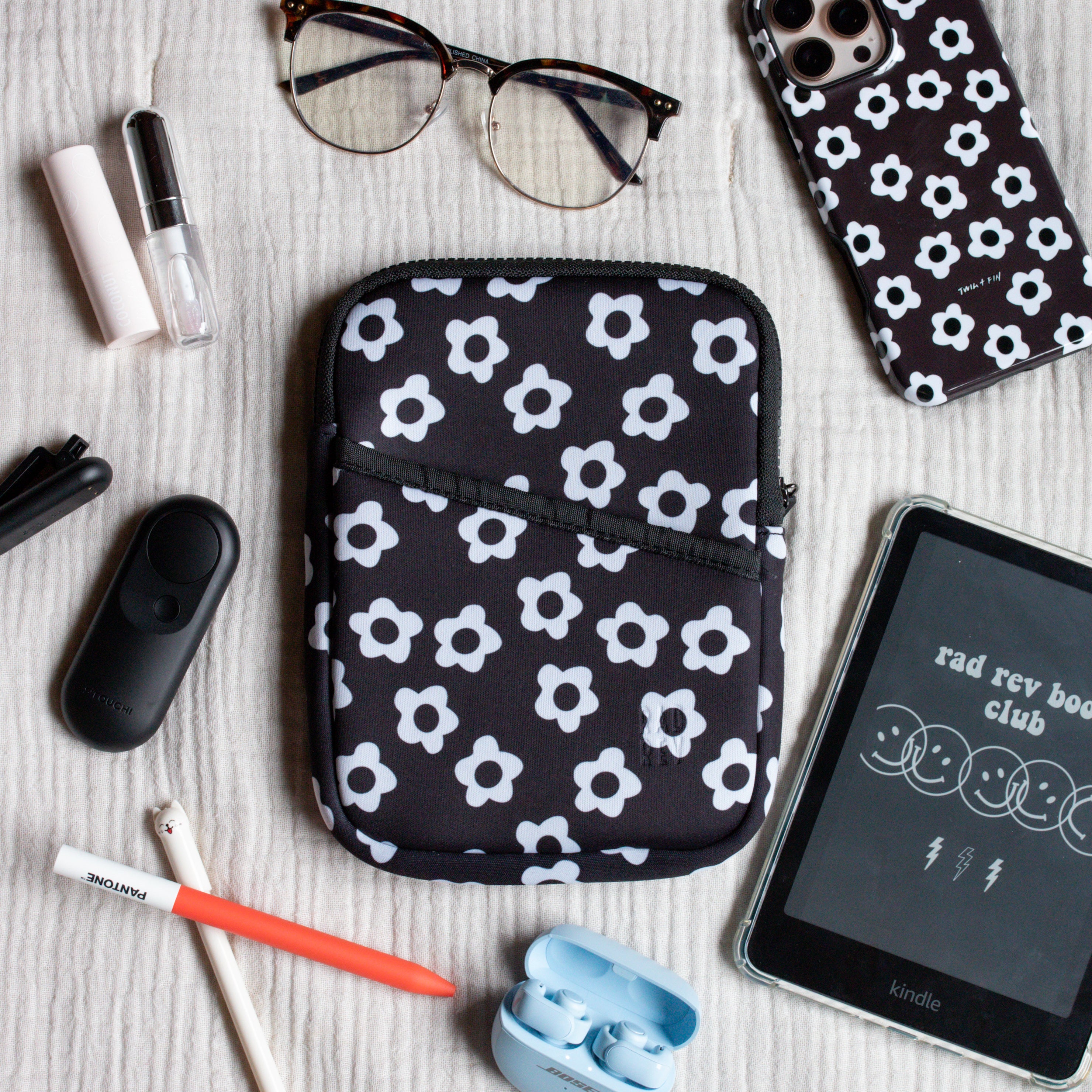 Kindle Pouch in White Flower